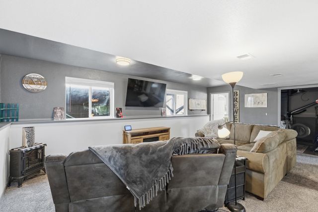 604 S McMillan Rd, Greenacres, WA 99016