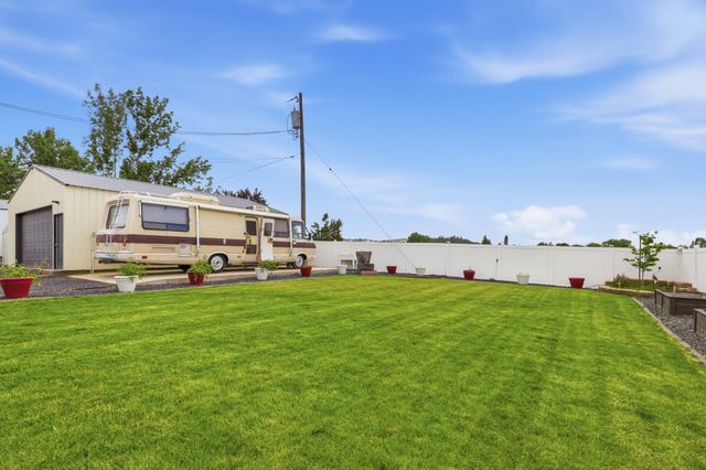 604 S McMillan Rd, Greenacres, WA 99016