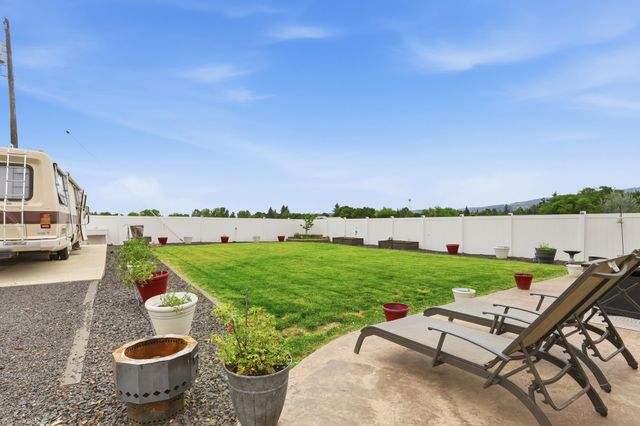 604 S McMillan Rd, Greenacres, WA 99016
