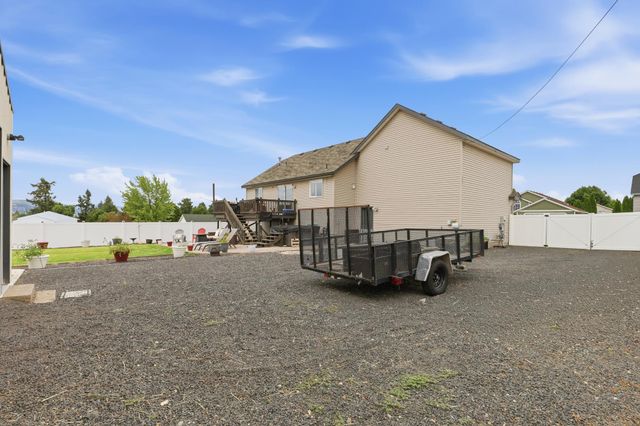 604 S McMillan Rd, Greenacres, WA 99016