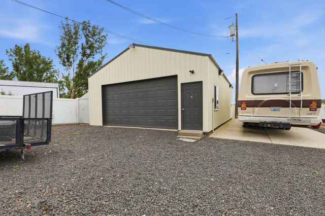604 S McMillan Rd, Greenacres, WA 99016