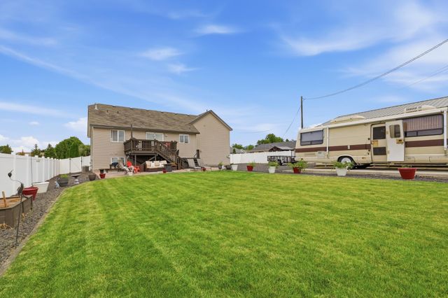 604 S McMillan Rd, Greenacres, WA 99016