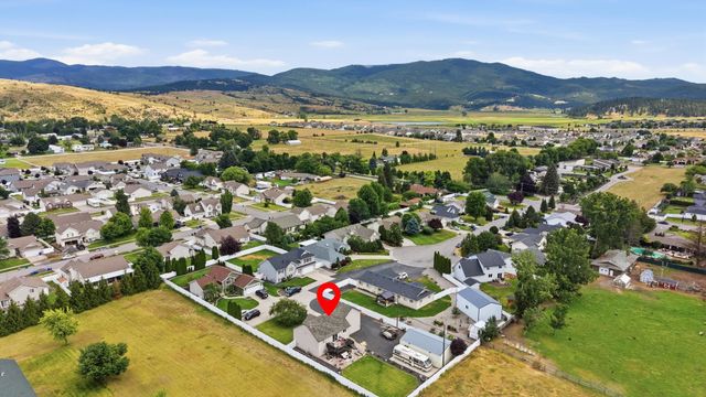 604 S McMillan Rd, Greenacres, WA 99016