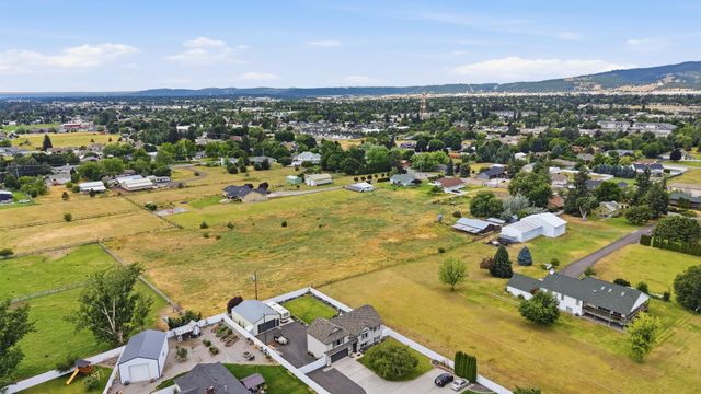 604 S McMillan Rd, Greenacres, WA 99016