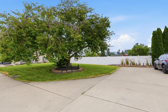604 S McMillan Rd, Greenacres, WA 99016