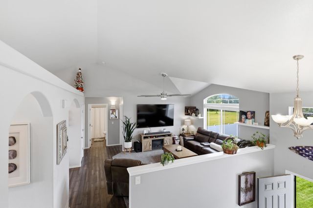 604 S McMillan Rd, Greenacres, WA 99016