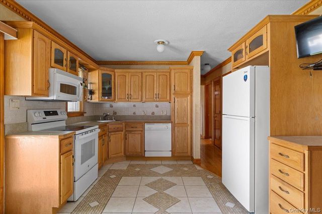 51 Louis Drive, Farmingdale, NY 11735