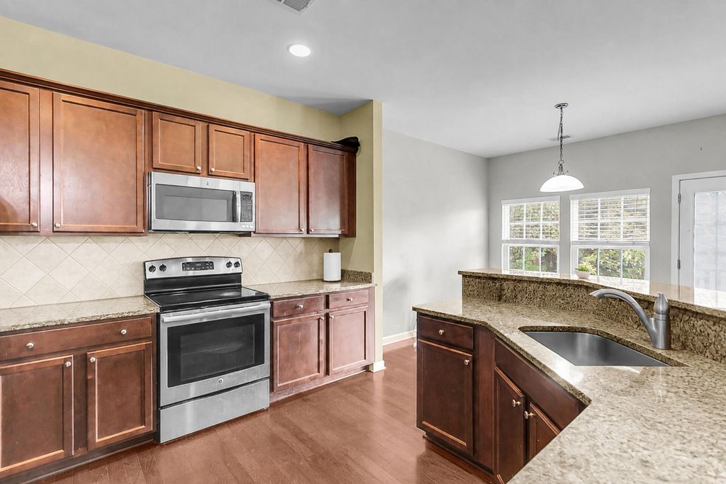 Image 10 of property listing at 223 Longford Drive, Summerville, SC 29483