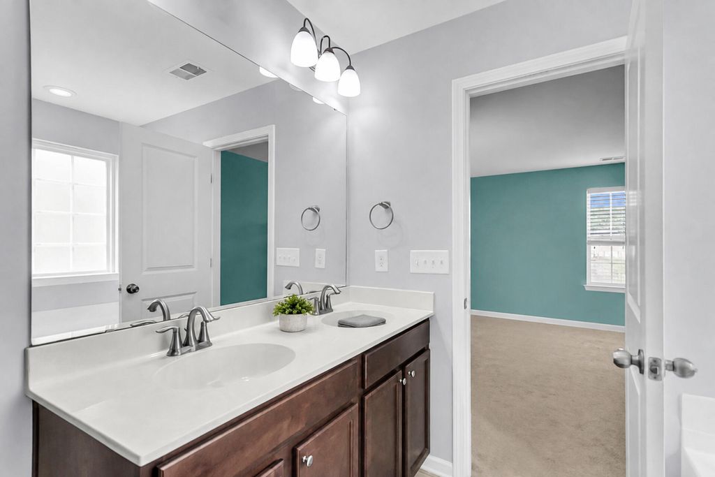 Image 14 of property listing at 223 Longford Drive, Summerville, SC 29483