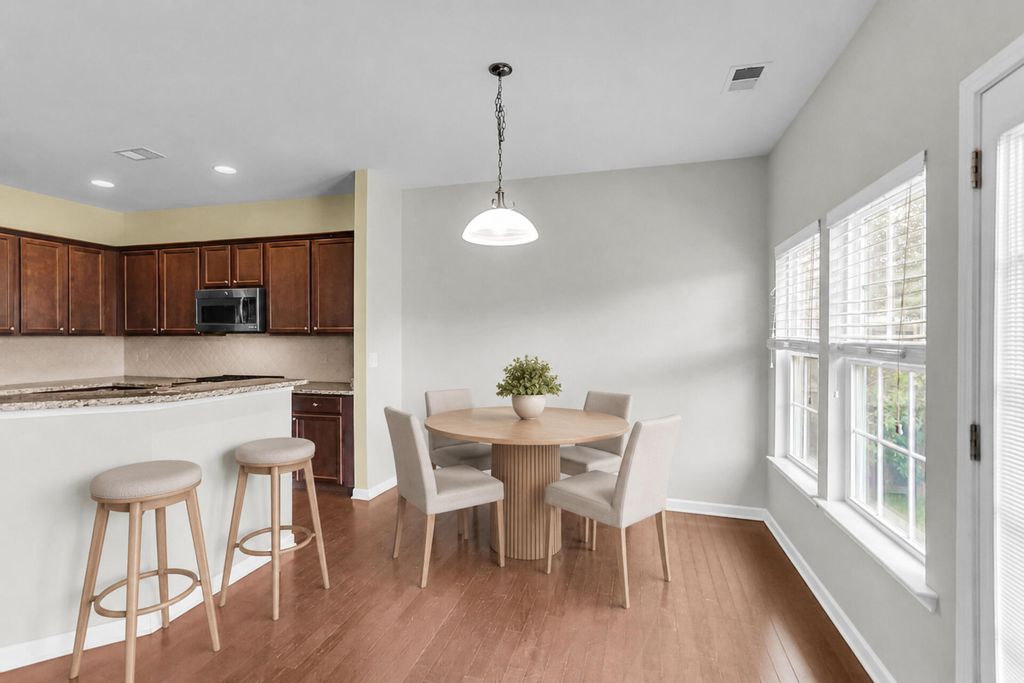 Image 8 of property listing at 223 Longford Drive, Summerville, SC 29483