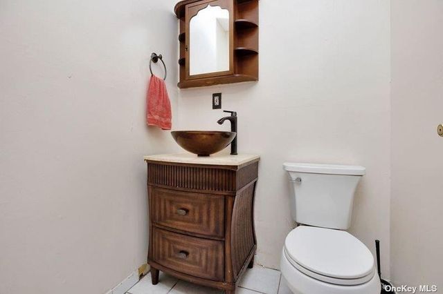 216 Swalm Street A, Westbury, NY 11590