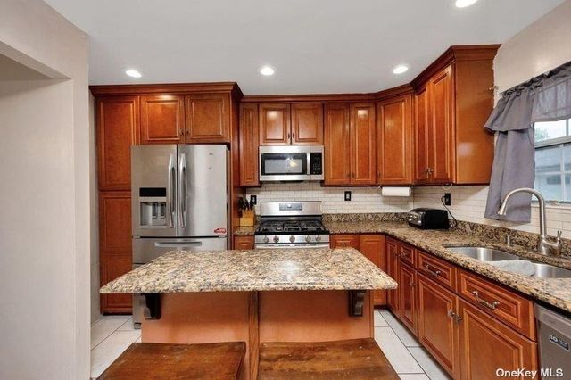 216 Swalm Street A, Westbury, NY 11590