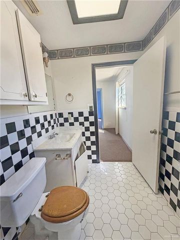 2211 W Hackberry Avenue, Mcallen, TX 78501