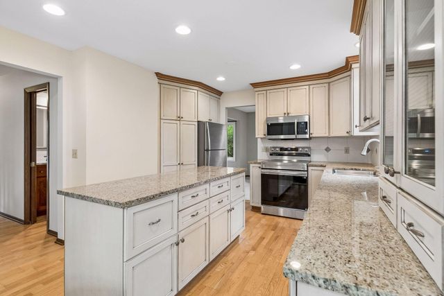 6001 W 98th Street, Bloomington, MN 55438