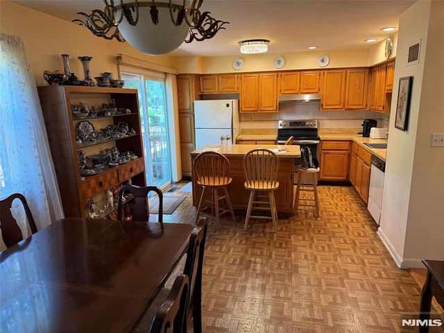 6 Chris Court 6, Fair Lawn, NJ 07410