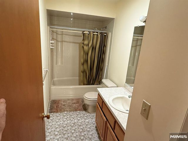 6 Chris Court 6, Fair Lawn, NJ 07410