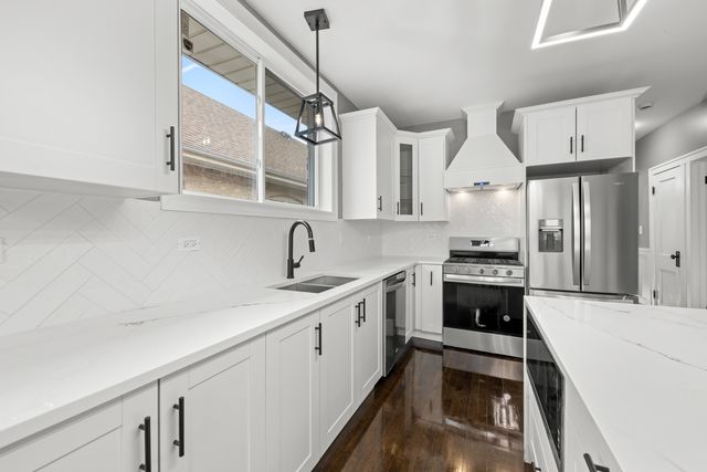 2107 East Avenue, Berwyn, IL 60402