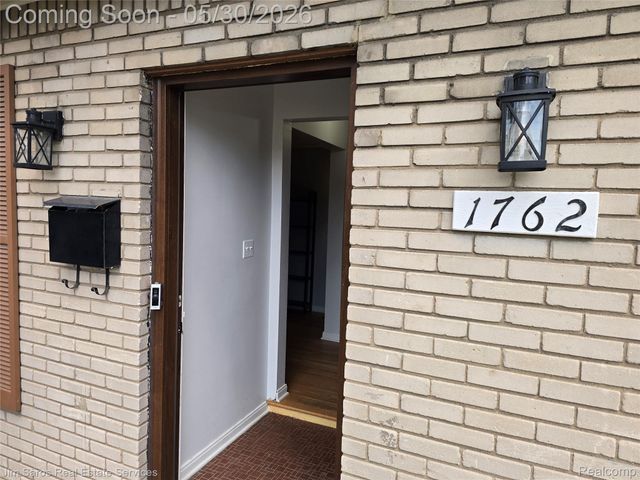 1762 Bournemouth Road, Grosse Pointe Woods, MI 48236