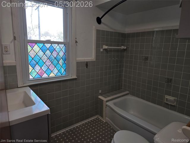 1762 Bournemouth Road, Grosse Pointe Woods, MI 48236