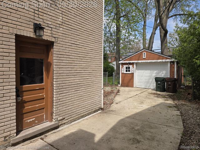 1762 Bournemouth Road, Grosse Pointe Woods, MI 48236