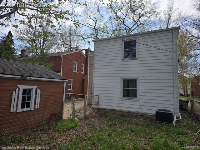 1762 Bournemouth Road, Grosse Pointe Woods, MI 48236