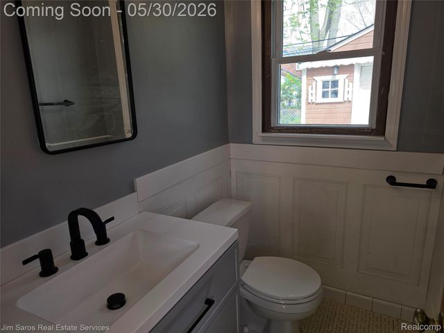 1762 Bournemouth Road, Grosse Pointe Woods, MI 48236