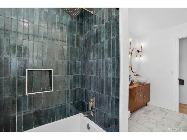 690 S Newark Ct, Aurora, CO 80012