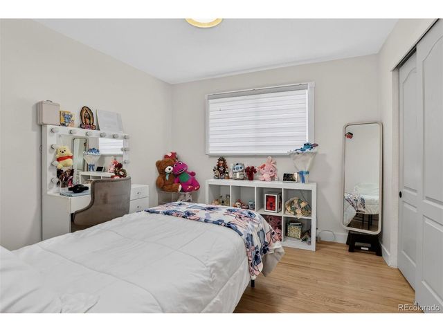 690 S Newark Ct, Aurora, CO 80012