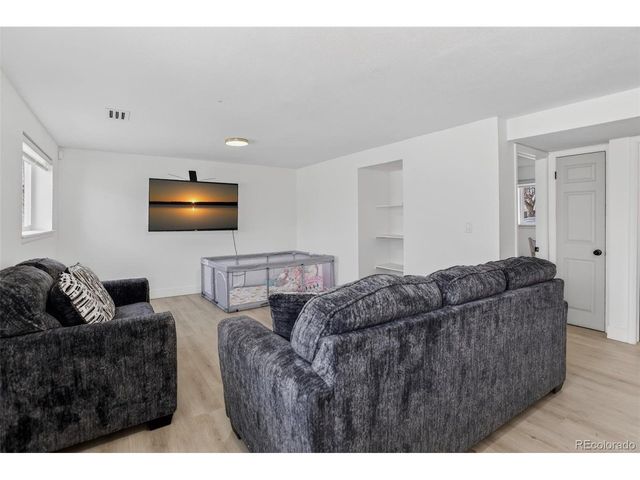 690 S Newark Ct, Aurora, CO 80012