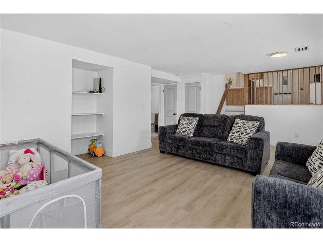 690 S Newark Ct, Aurora, CO 80012