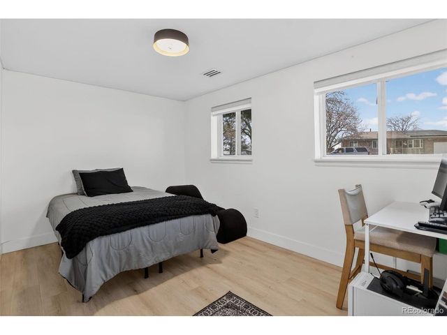 690 S Newark Ct, Aurora, CO 80012