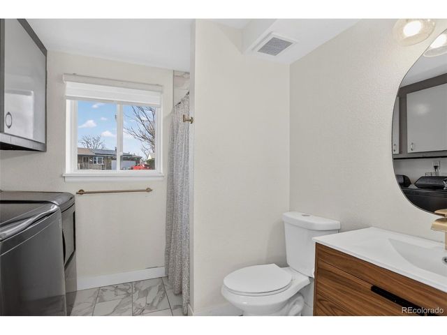 690 S Newark Ct, Aurora, CO 80012