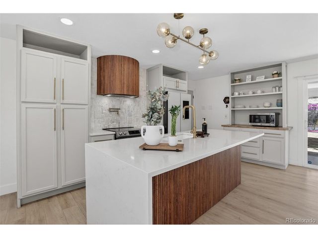 690 S Newark Ct, Aurora, CO 80012