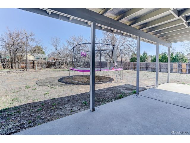 690 S Newark Ct, Aurora, CO 80012