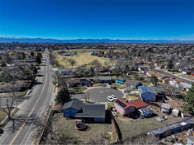 690 S Newark Ct, Aurora, CO 80012