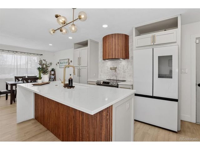 690 S Newark Ct, Aurora, CO 80012