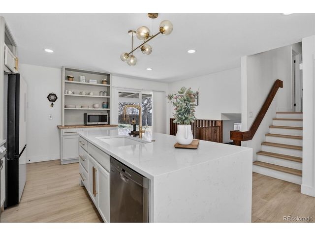 690 S Newark Ct, Aurora, CO 80012