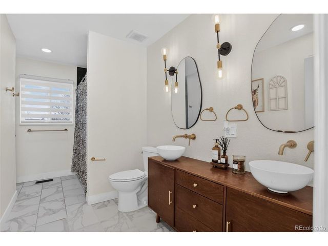 690 S Newark Ct, Aurora, CO 80012