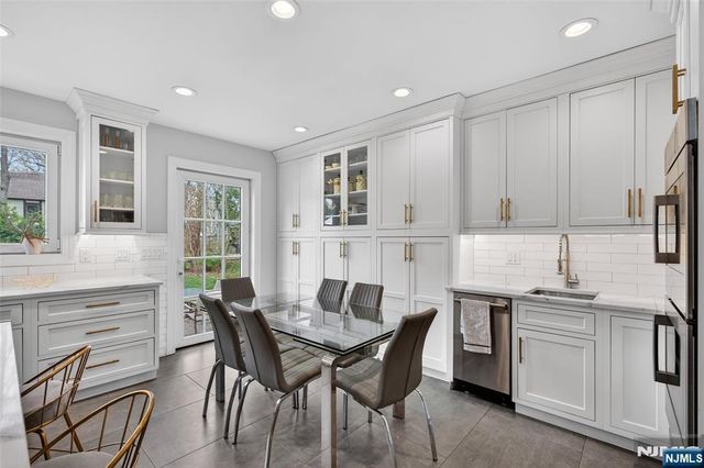 577 Grenville Avenue, Teaneck, NJ 07666