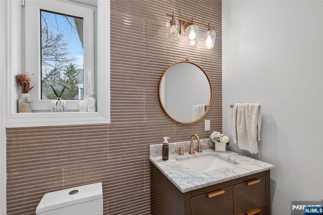 577 Grenville Avenue, Teaneck, NJ 07666