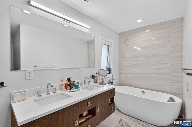 577 Grenville Avenue, Teaneck, NJ 07666