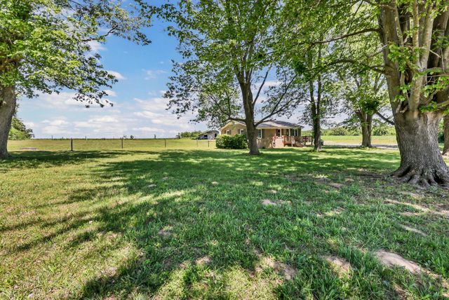 1068 Hugh Hunter Rd, Oak Grove, KY 42262