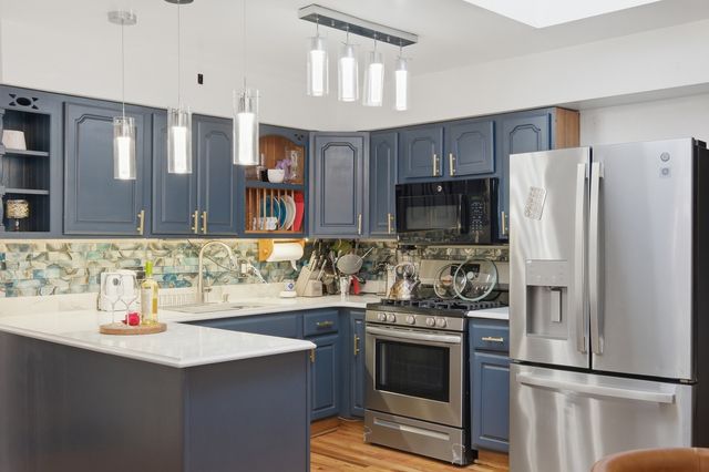 9728 S Tripp Avenue, Oak Lawn, IL 60453