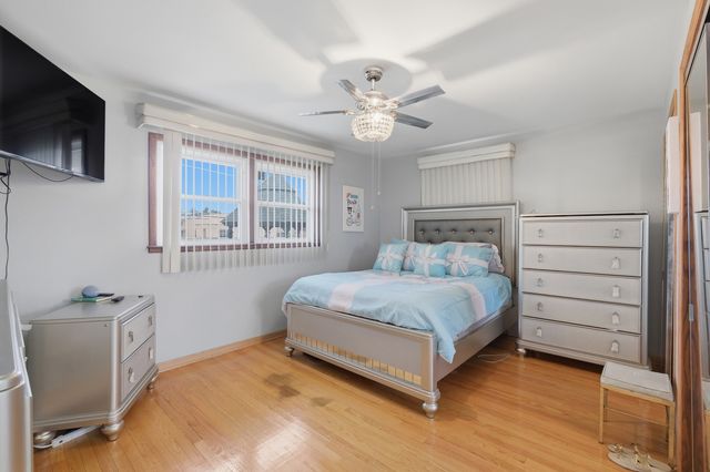 9728 S Tripp Avenue, Oak Lawn, IL 60453