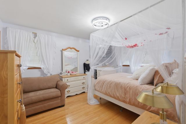 9728 S Tripp Avenue, Oak Lawn, IL 60453