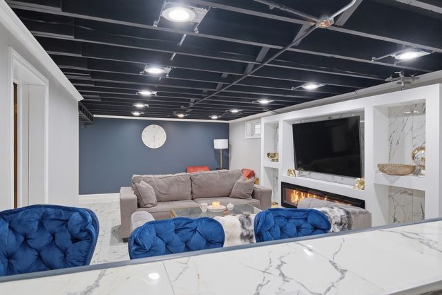 9728 S Tripp Avenue, Oak Lawn, IL 60453