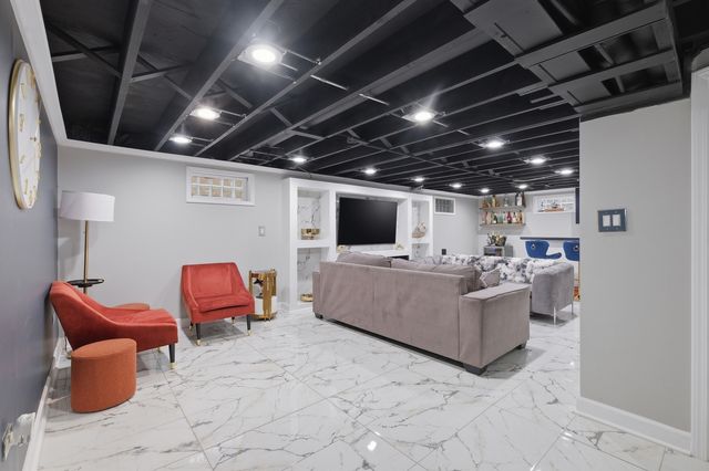 9728 S Tripp Avenue, Oak Lawn, IL 60453