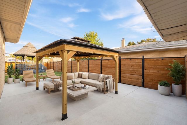 9728 S Tripp Avenue, Oak Lawn, IL 60453