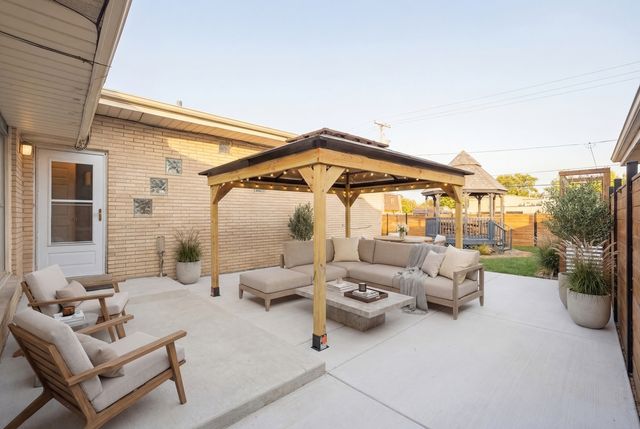 9728 S Tripp Avenue, Oak Lawn, IL 60453