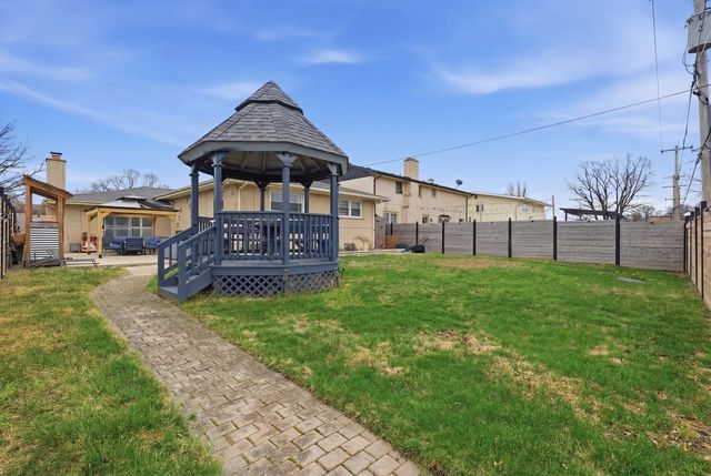 9728 S Tripp Avenue, Oak Lawn, IL 60453